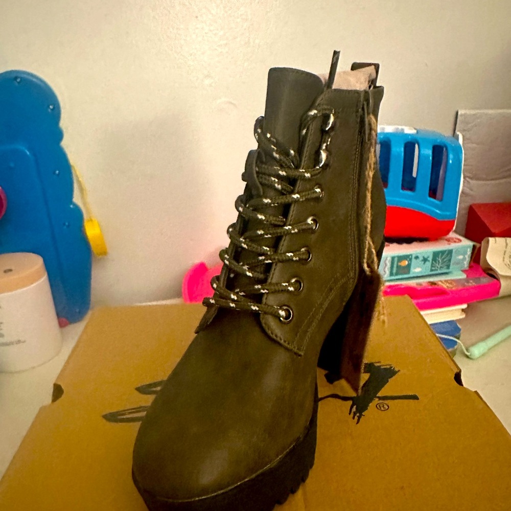 Beautiful boots size 7 NEW IN THE BOX. Seven brand